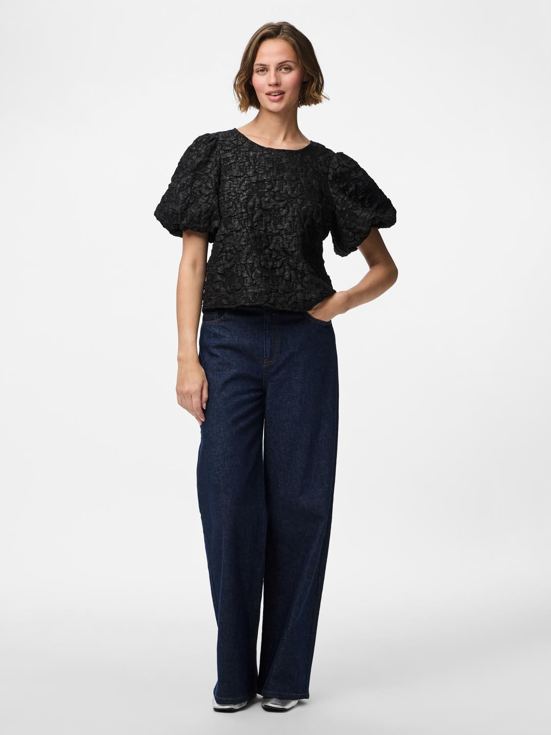 model_shot-front_full